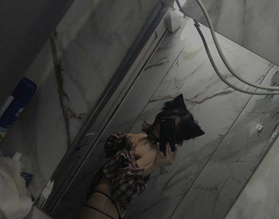 Rozvelt_Ravenmore's Offline XXX Chat