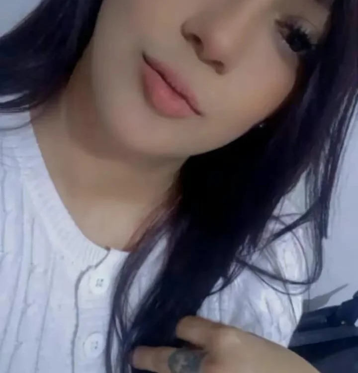 Bella_Colins_'s Offline Chat Room