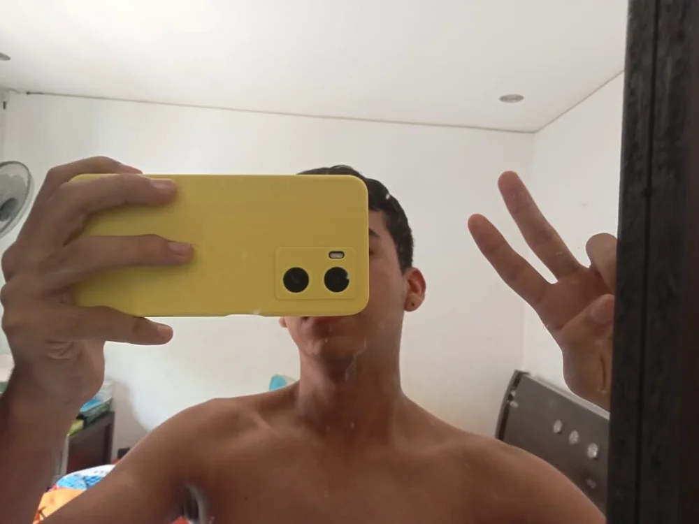 LatinBoy18's Offline Chat Room