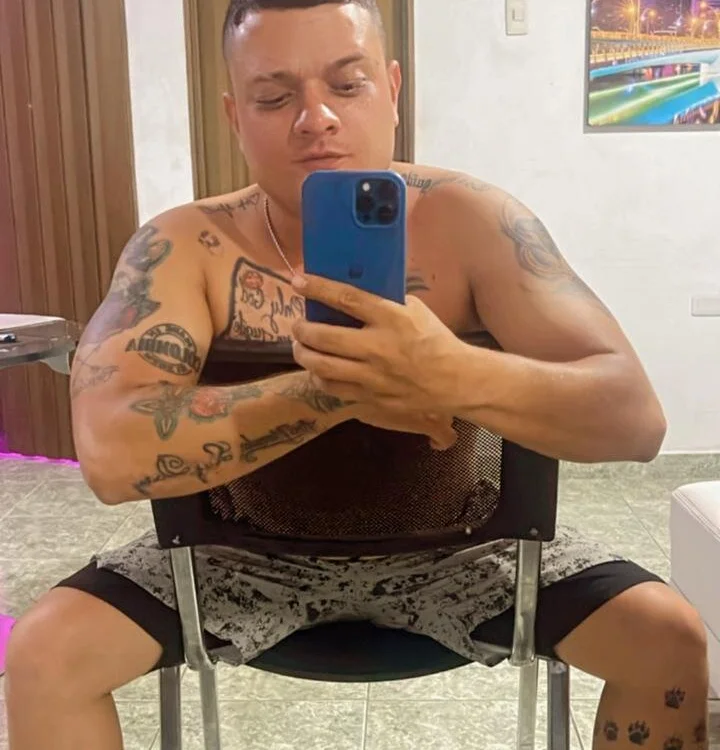 pitbullshow's Offline Chat Room