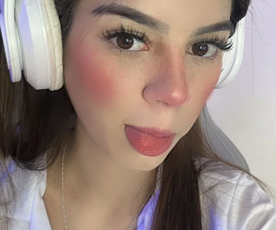 EmmaLopez001's Offline Chat Room