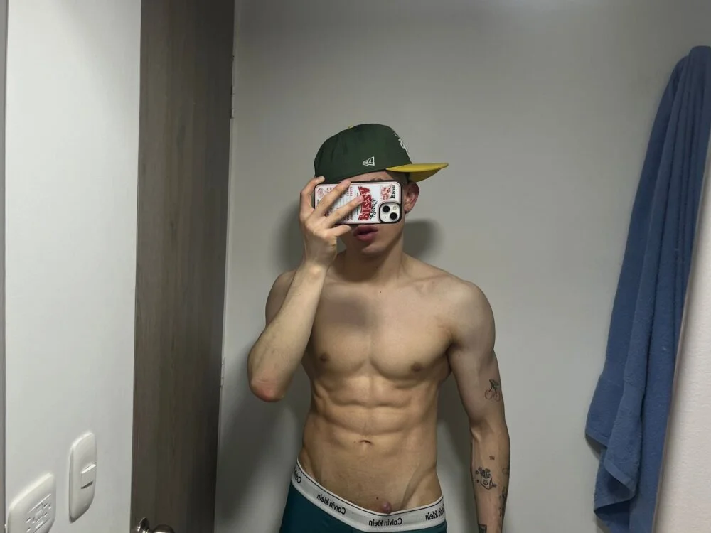 strongManLatino's Offline XXX Chat