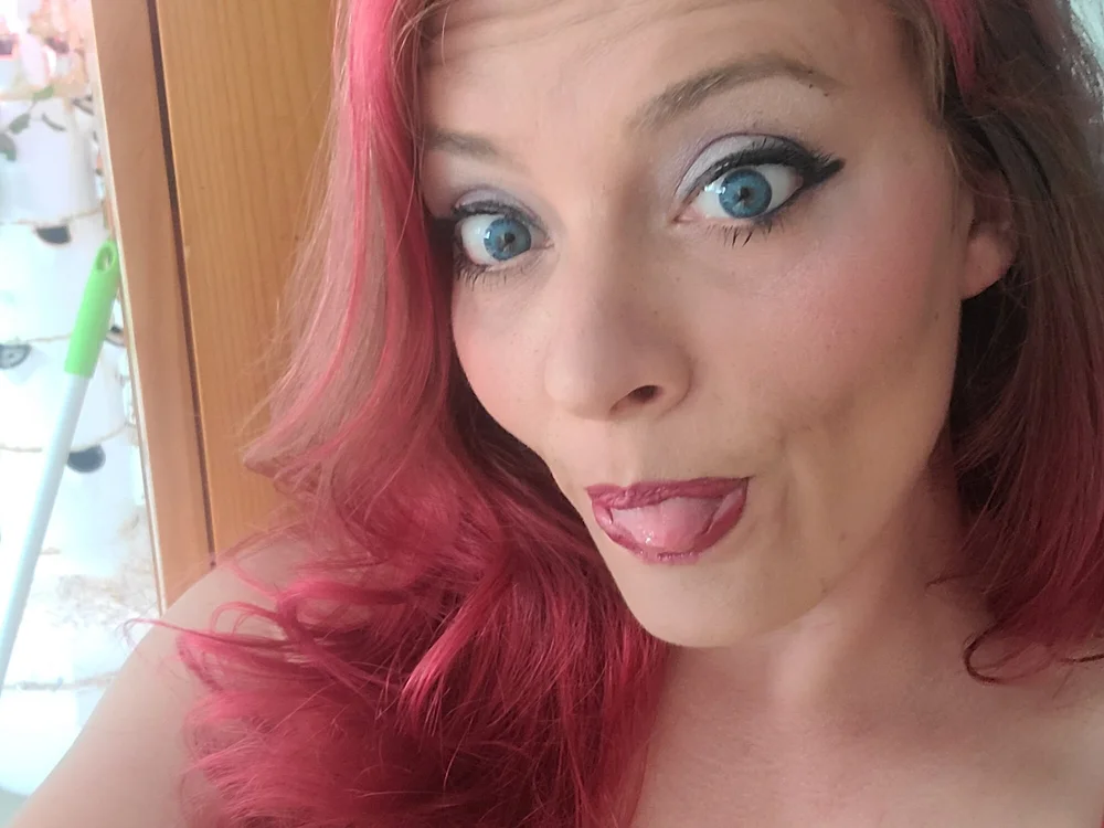 KaylaWest's Offline Chat Room