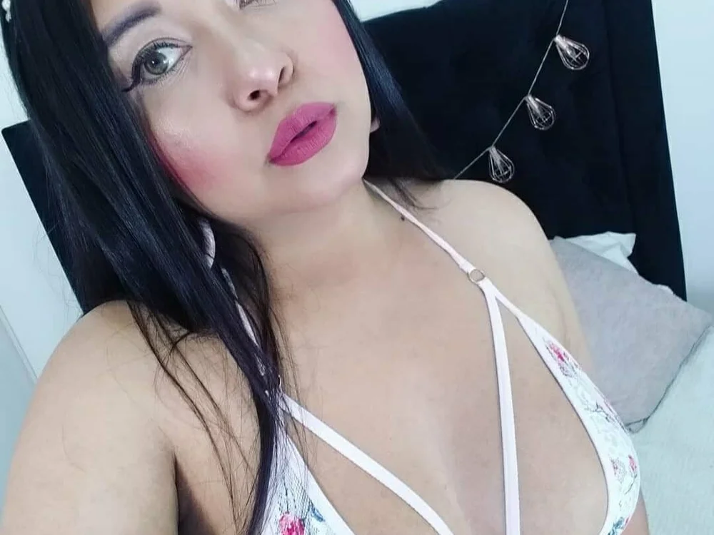 cami_ortiz's Offline XXX Chat