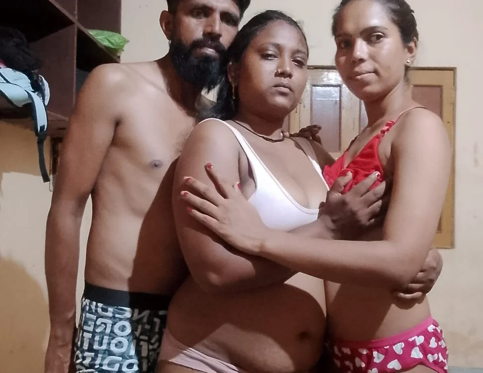 Hot-threesomecouples' Offline XXX Chat
