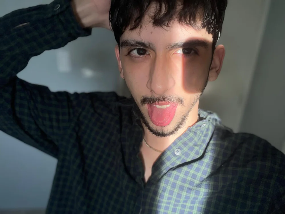 Alezzandro_'s Offline Chat Room