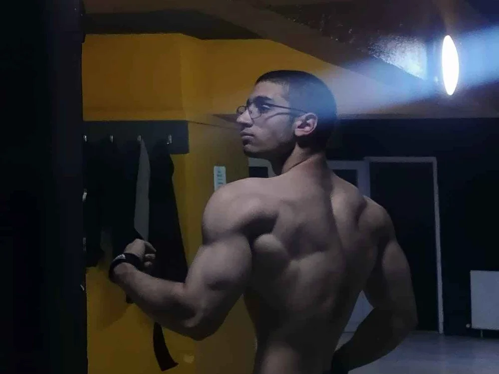 guywithmuscles' Offline Chat Room