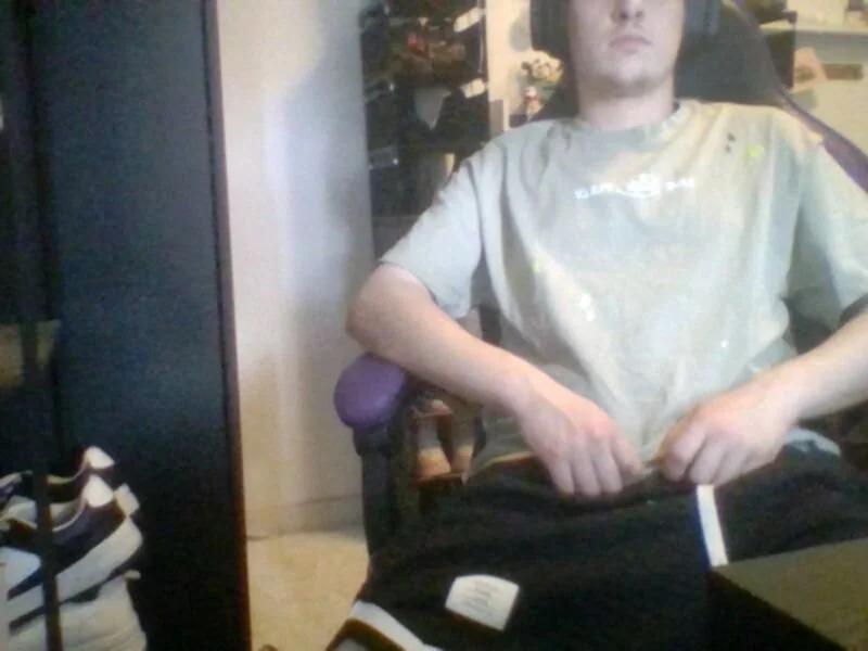 Middleboy07's Offline Chat Room