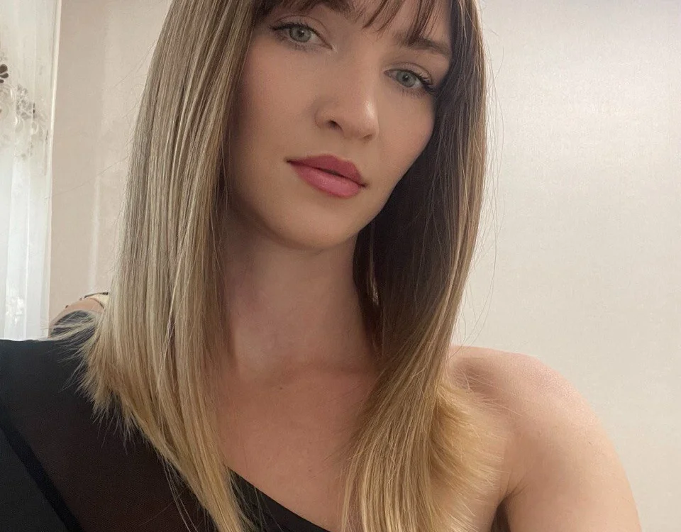 Victoria_Lov's Offline Chat Room
