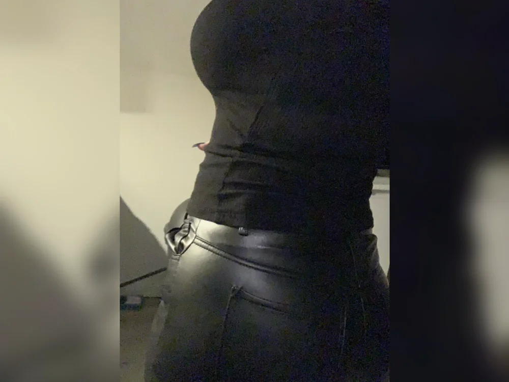 dutchbigboobss' Offline XXX Chat