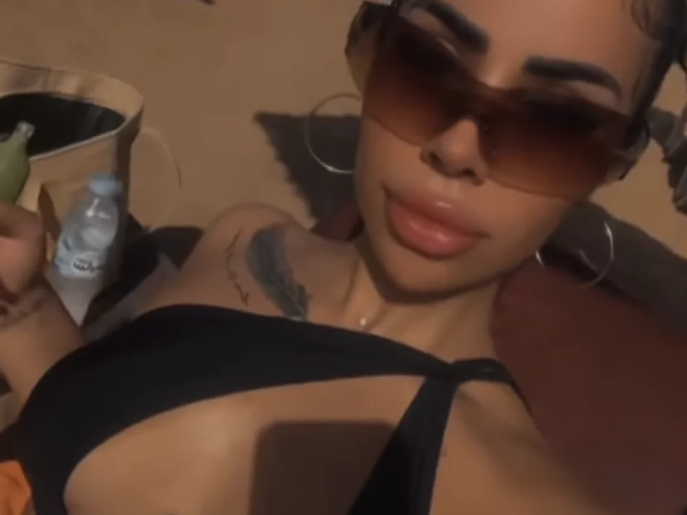 Mouuna_2002 Chat XXX offline