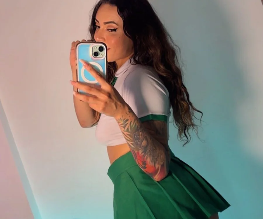 lara_bombshell_'s Offline XXX Chat