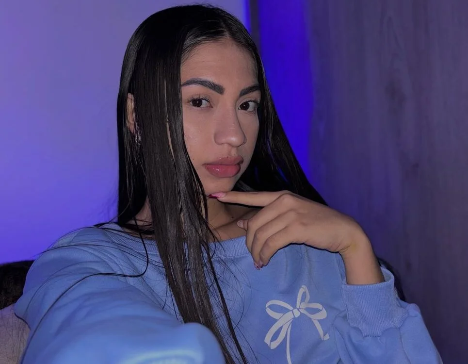 Alannah_ Adlı Modelin Çevrimdışı Sohbet Odası