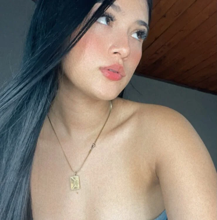 EmmaaLou____n Offline XXX chat