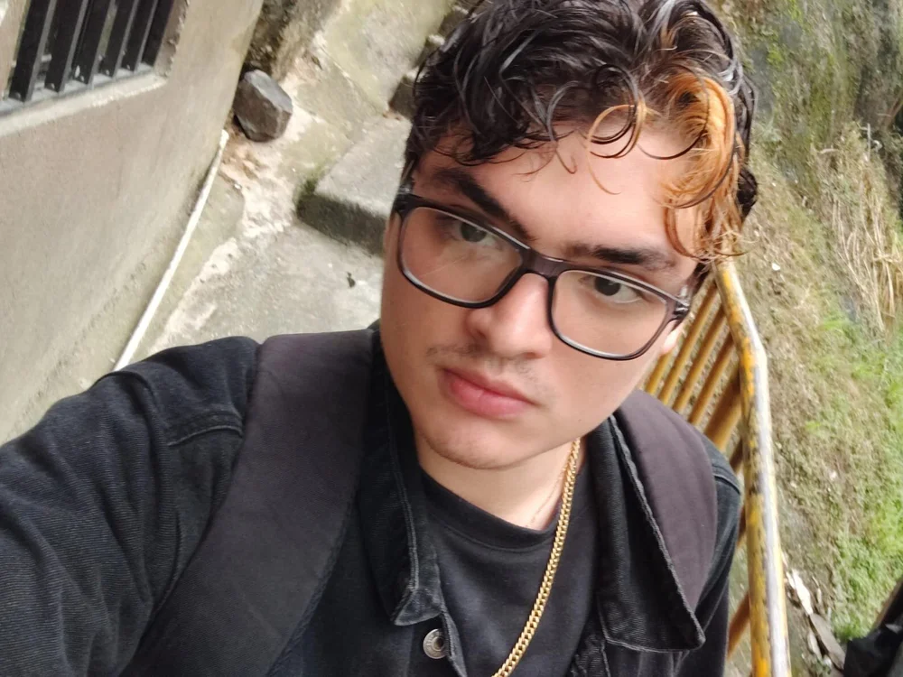 andy_mora69 অফলাইন XXX চ্যাট