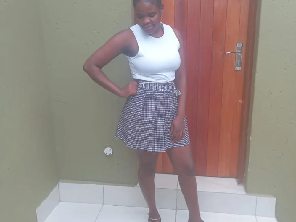 SweetTitties21's Offline XXX Chat