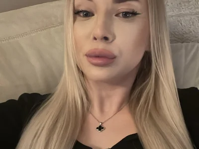 Mea_Blondiee - live cam model