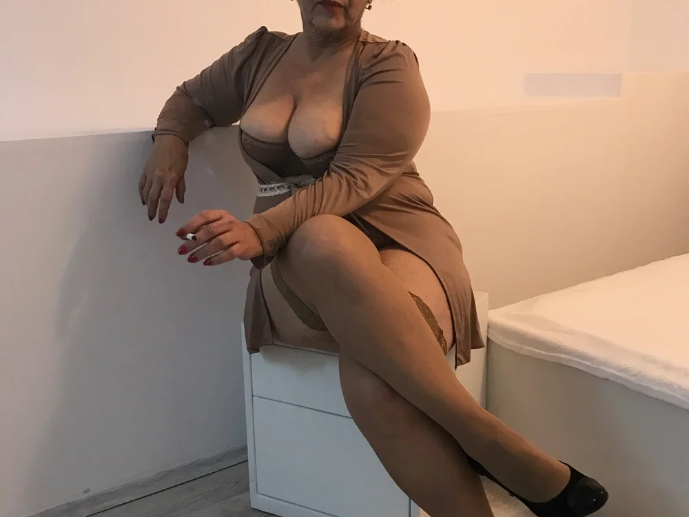 MatureMistress4You's Offline XXX Chat