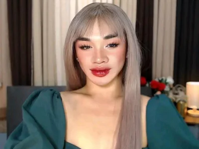 VivienneLuxe Trans Footjob Online Webcam Striptease