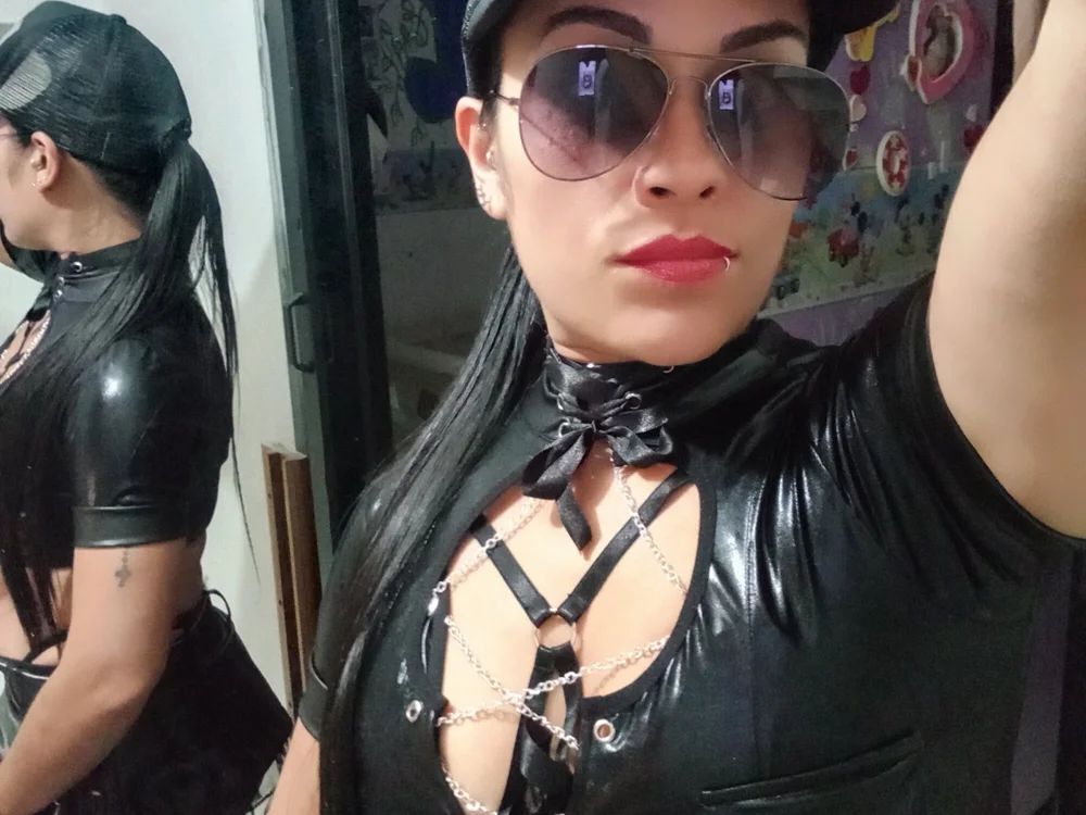 QueenBDSM's Offline Chat Room