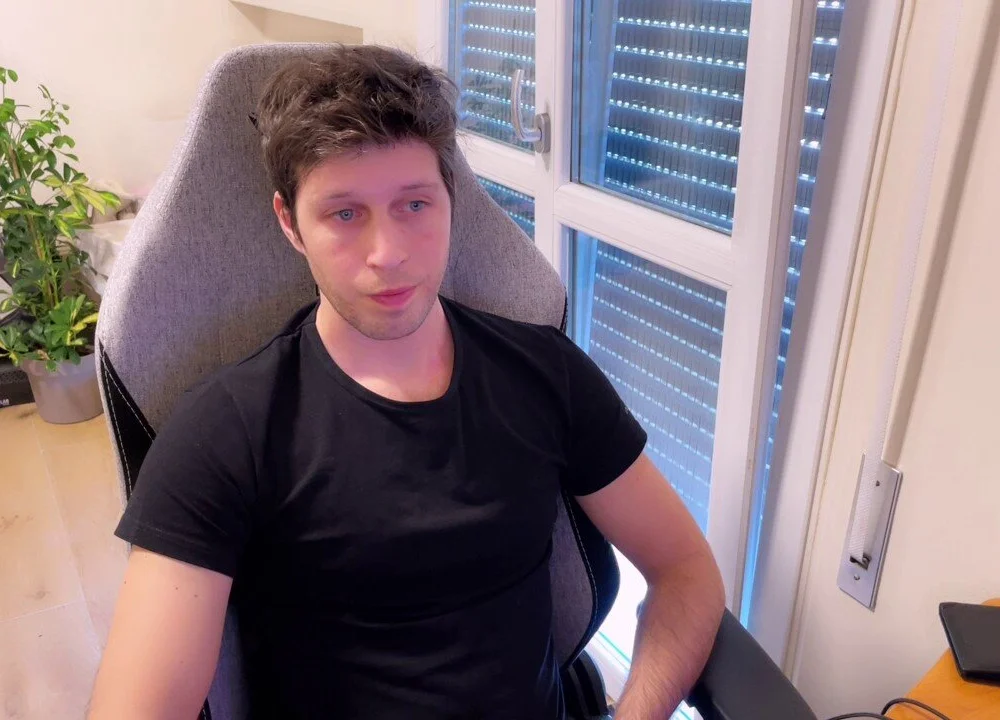 AbsalomR's Offline Chat Room