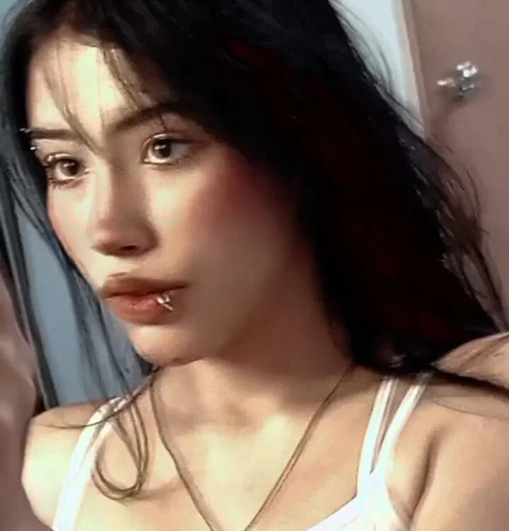 vaiolethsan__ Adlı Modelin Çevrimdışı XXX Sohbeti