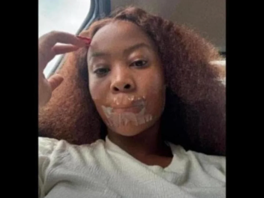 Baddesthoeeee's Offline XXX Chat