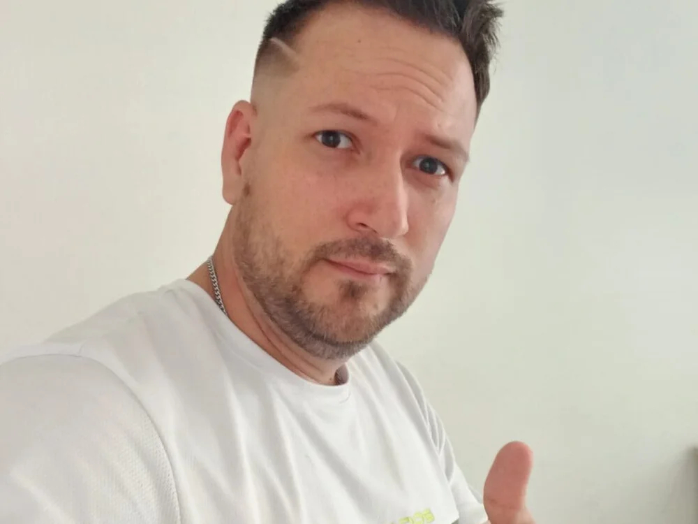 lucasweb0303's Offline XXX Chat