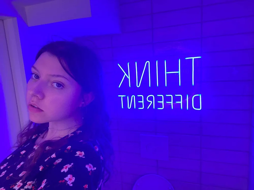 Alice_Artistt's Offline Chat Room