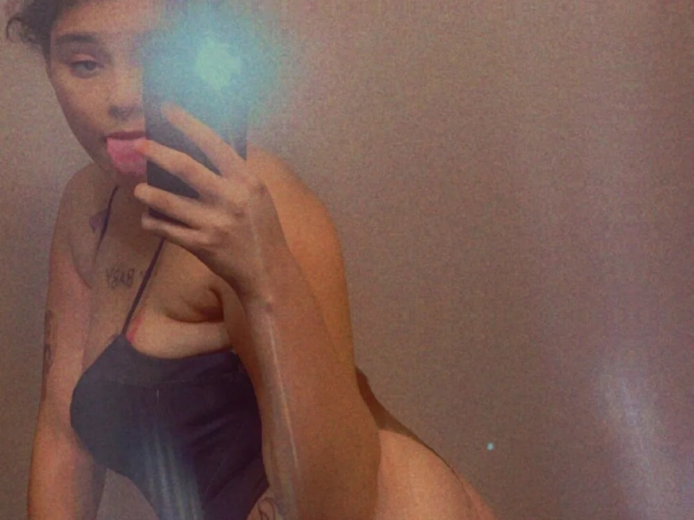 LightSkinBarbie006's Offline Chat Room