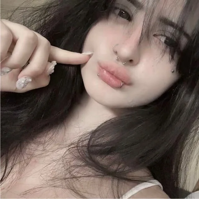 Офлайн-чат XXX LucinaWeidler