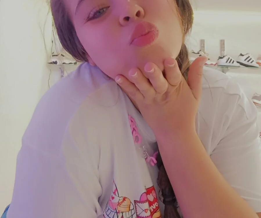 Isabela_Curvy's Offline Chat Room