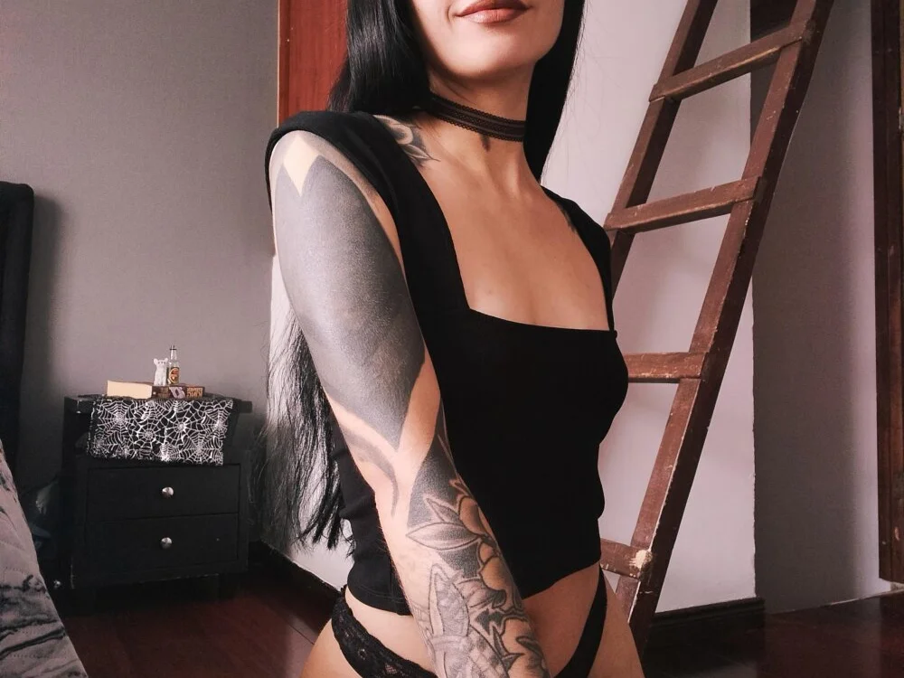 Emilia_1995's Offline XXX Chat