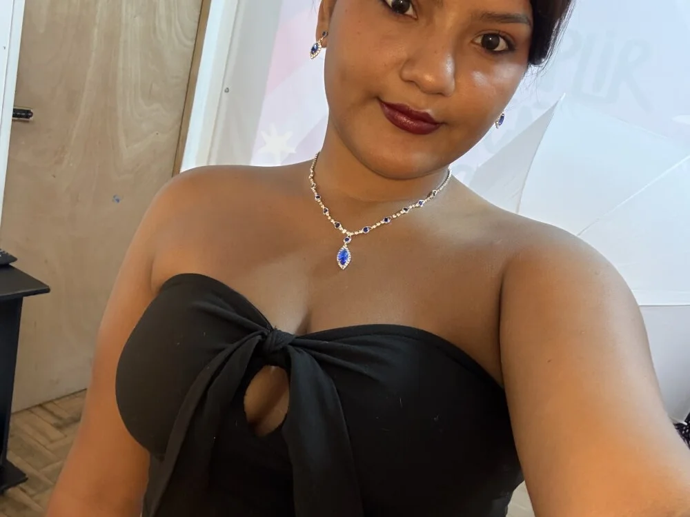 Isa_curvylicius Offline XXX-Chat