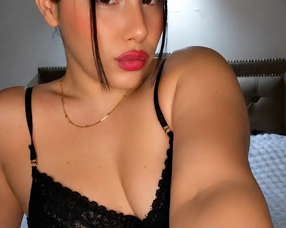 Adeline_live's Offline XXX Chat