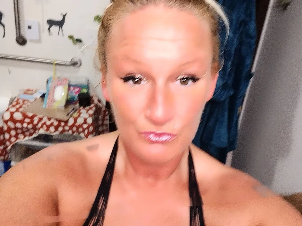 foxyroxy1983's Offline Chat Room