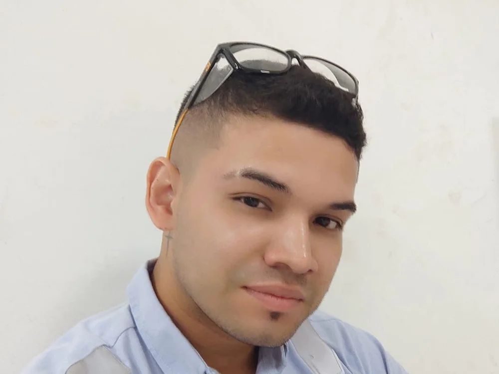 alex_Islive_sexy99's Offline Chat Room