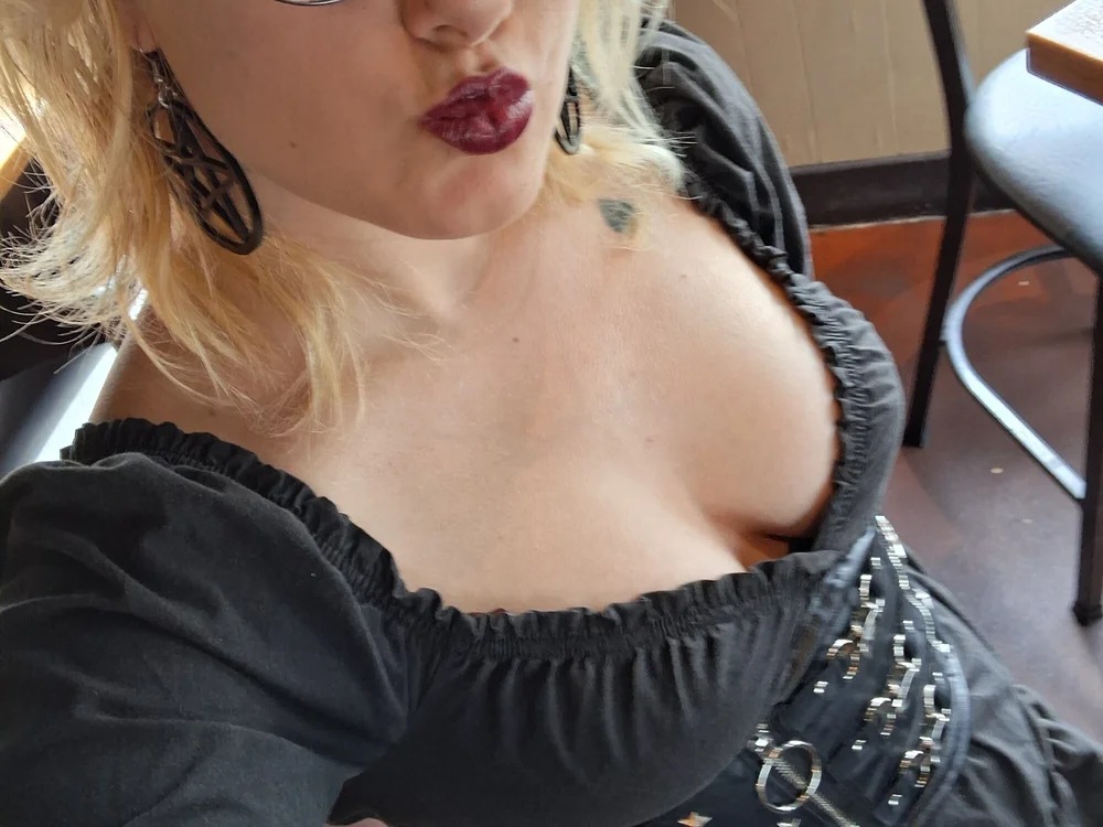 roseyevergarden's Offline XXX Chat