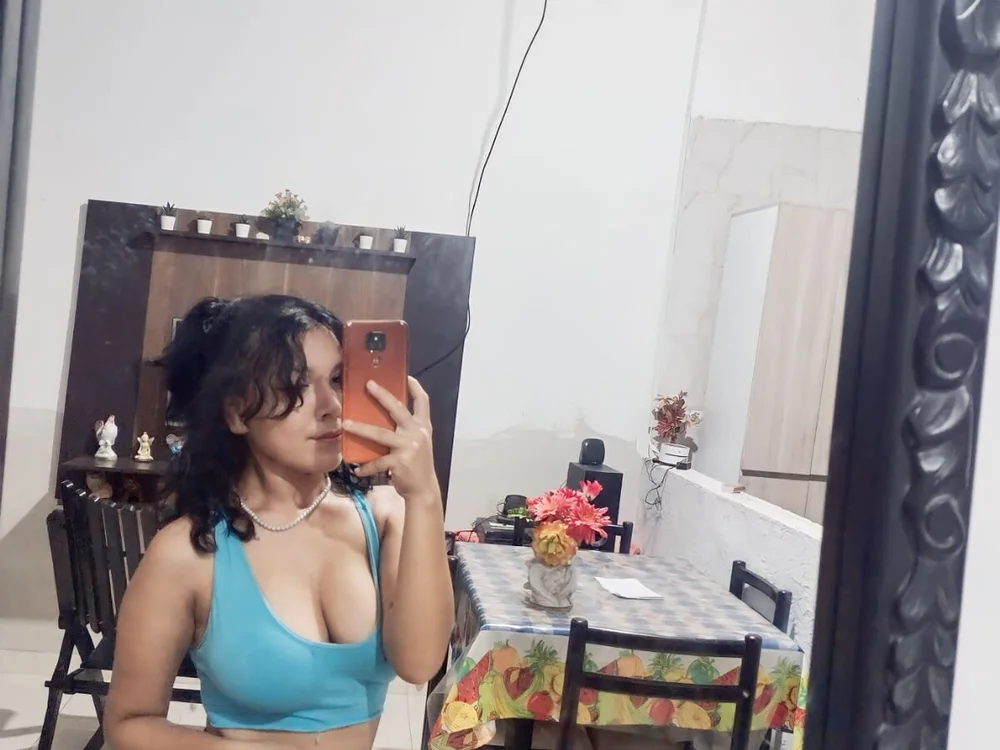 PrettyKonny's Offline XXX Chat