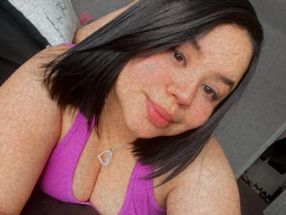 Curvyhot1315's Offline XXX Chat