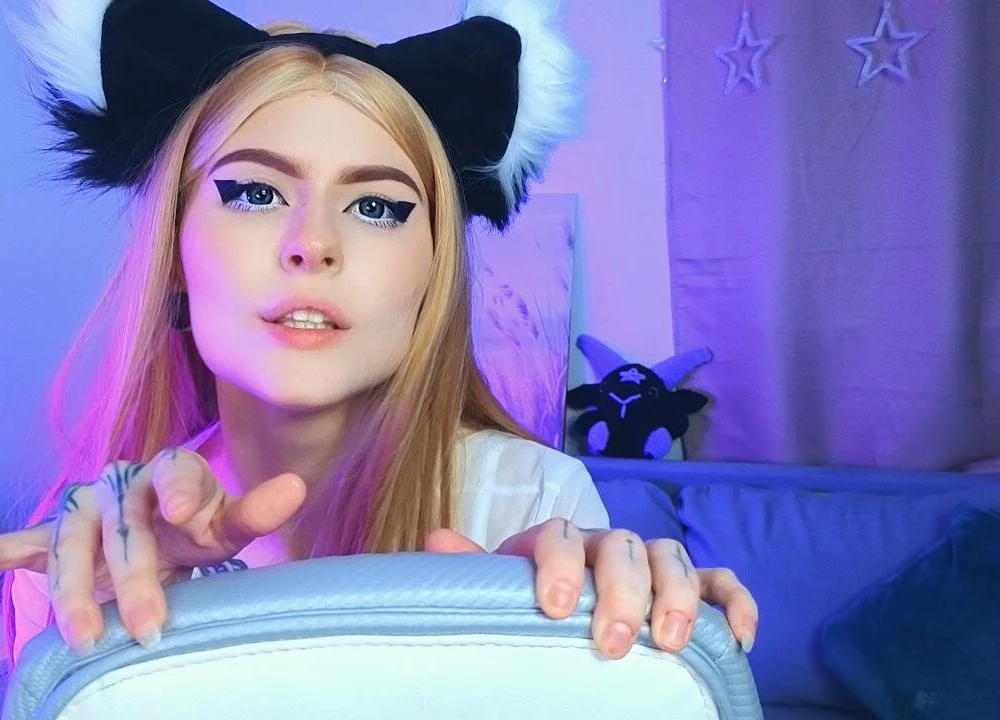 Emi_Moo's Offline Chat Room