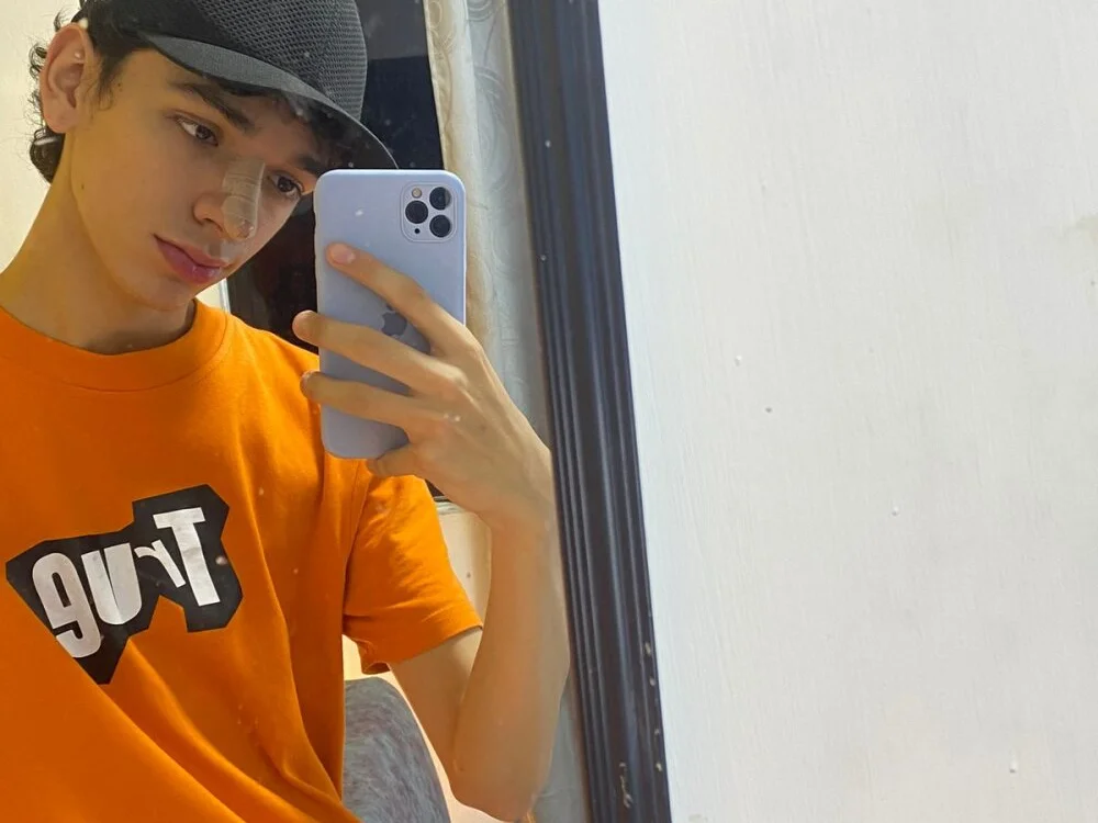 jusstin_77n Offline XXX chat