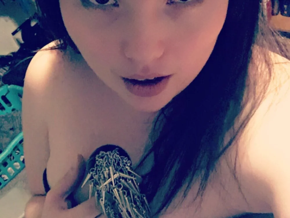 InsanityDesires' Offline Chat Room