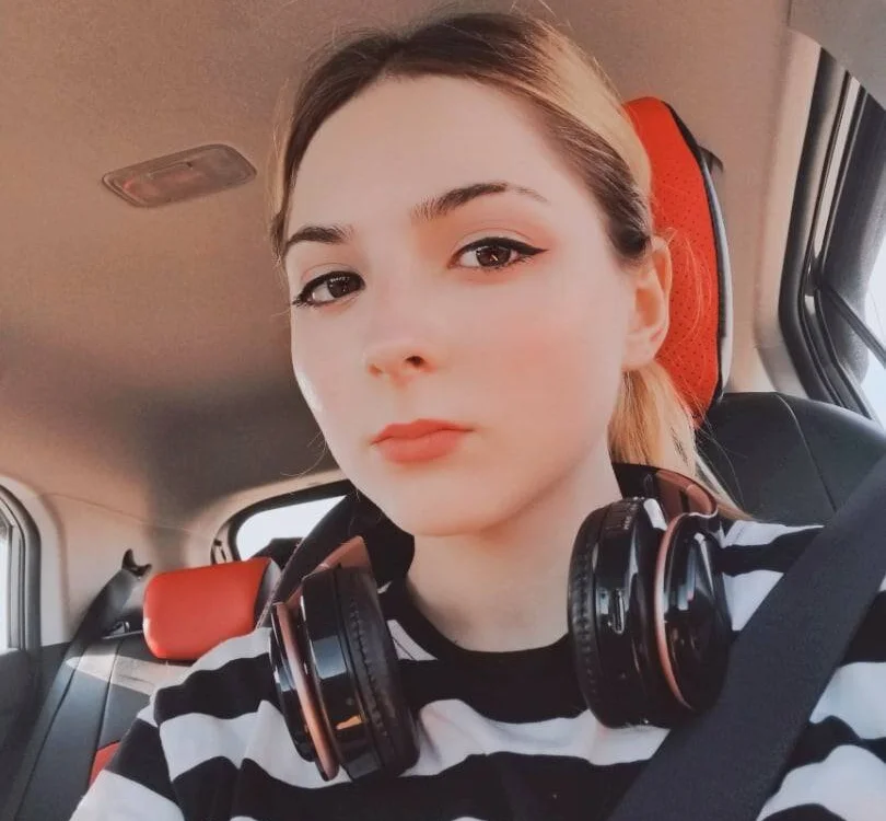 CateCompton's Offline Chat Room