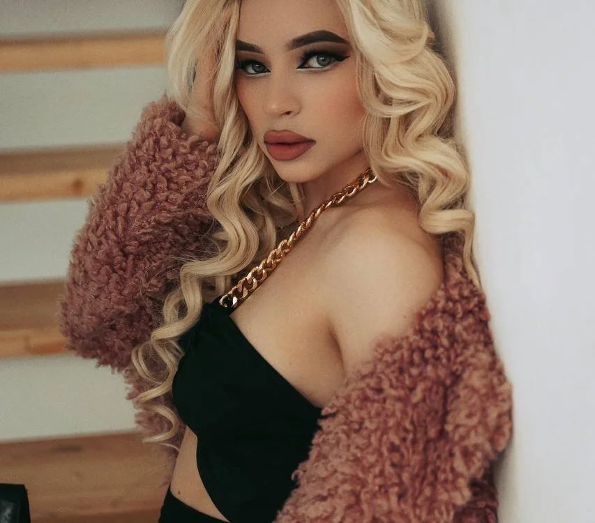 HollyTaillor: офлайн-секс-чат