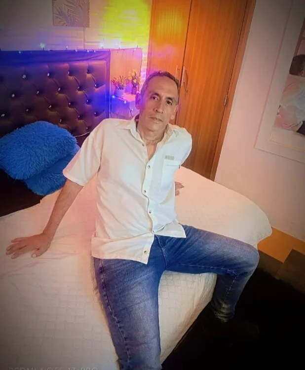 albert_guzmann's Offline XXX Chat