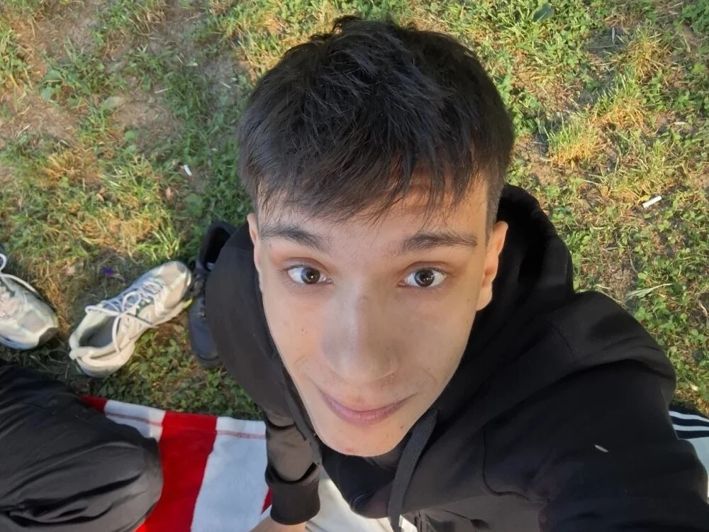 Benny_Powell Chat XXX offline