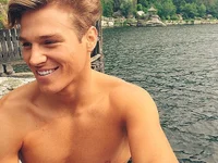 tomvillain's webcam live show