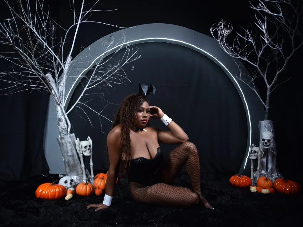 MARA_THOMPSONN élő XXX-chatje