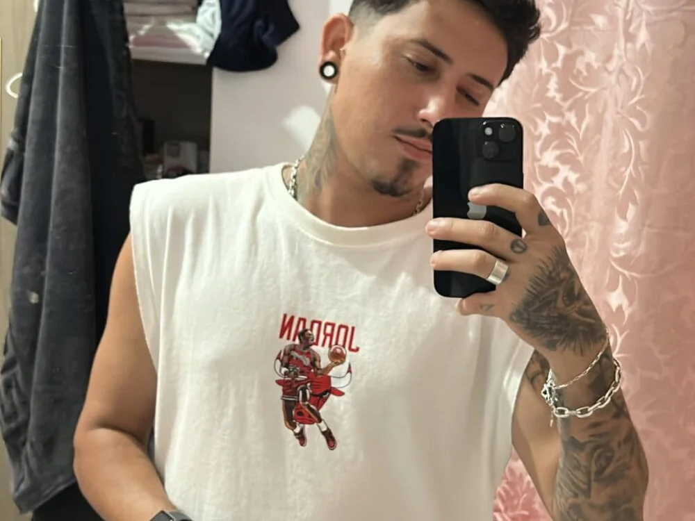 Farias8837's Offline XXX Chat